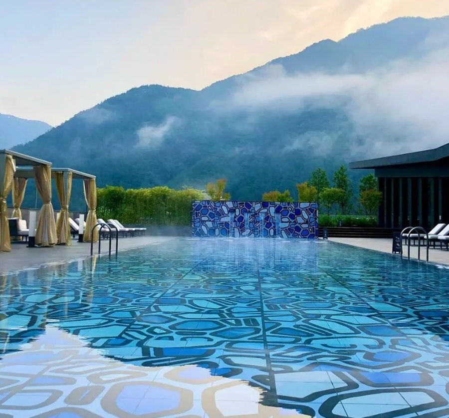 Heated outdoor hydrotherapy pool and jacuzzis surrounded by mountain peaks at Park Roche Aqua Club