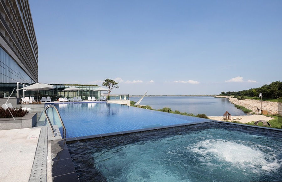 The Strand 37C heated outdoor infinity pool overlooking the sea