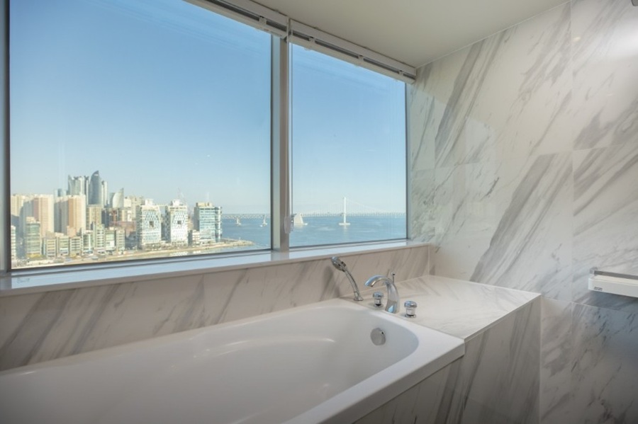 Kent Hotel Gwangalli deep soaking bathtub and modern bathroom
